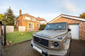 Manchester Luxury Home - Hale Barns, Close to Manchester Airport, Cheshire, Altrincham, Sleeps 8-10, Perfect for Relocators, Family Stays, Contractors